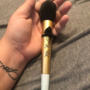 TOO FACED Mr. Right powder brush